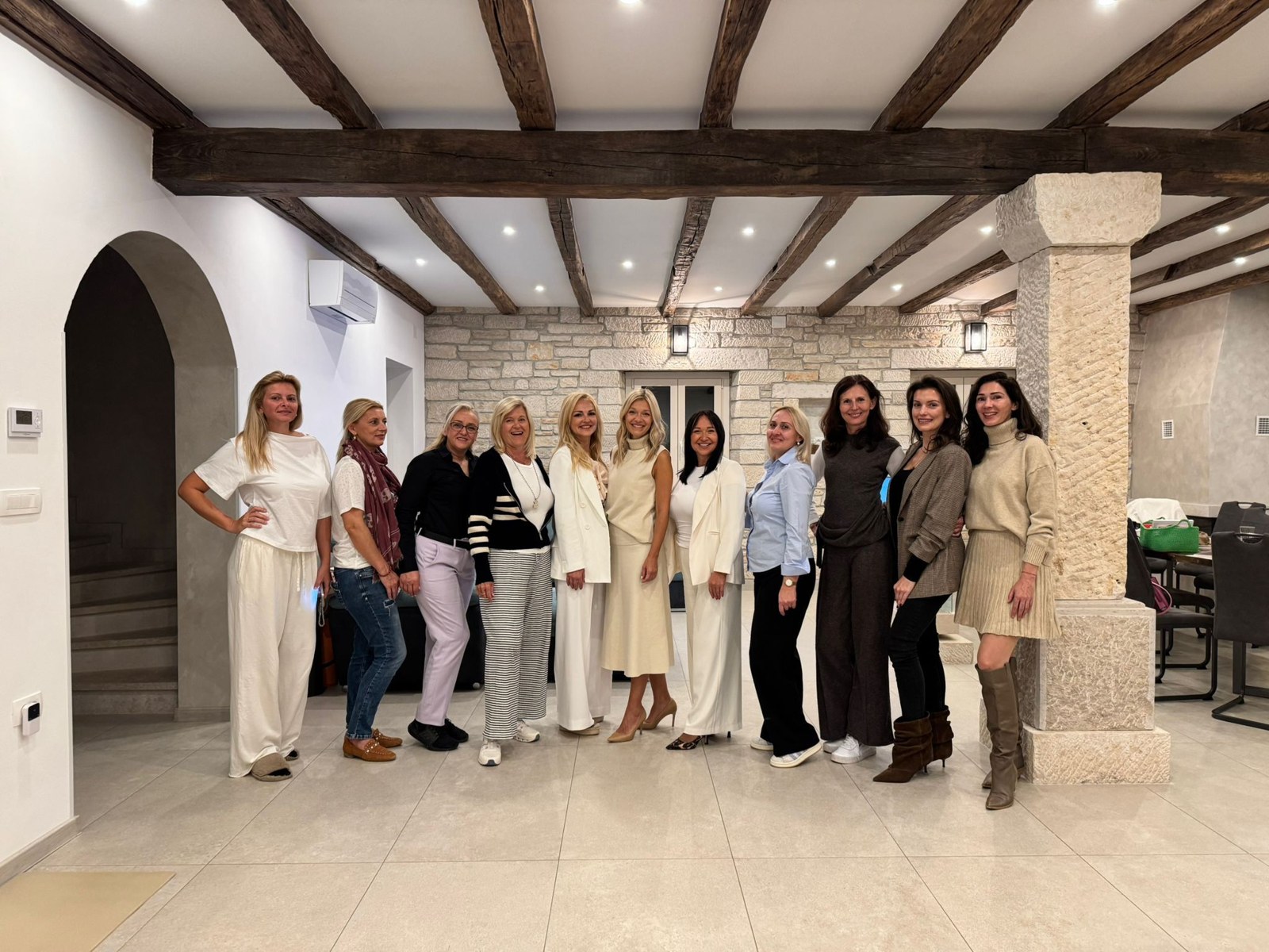 Nataša und die Teilnehmerinnen beim gemeinsamen Retreat in Istrien